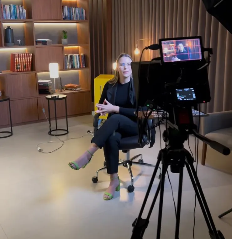 Gravação em estúdio da Your.mov com câmera e tripé em primeiro plano