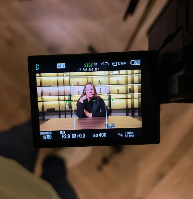 Visor da câmera enquadrando uma entrevista em estúdio